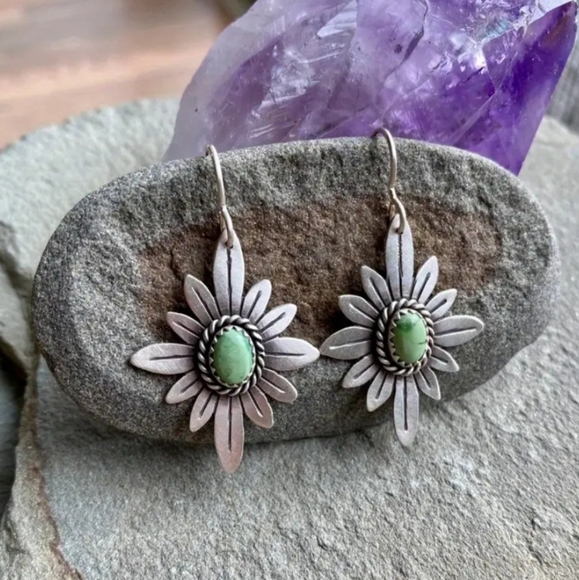 NEW Vintage Style Silver Flower Earrings - Picture 7 of 7